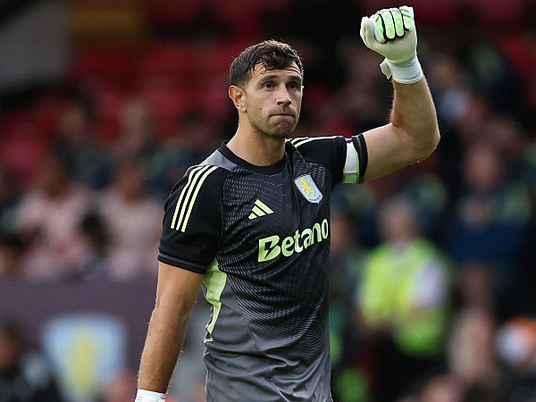 Aston Villa Optimis Bisa Pertahankan Emiliano Martinez